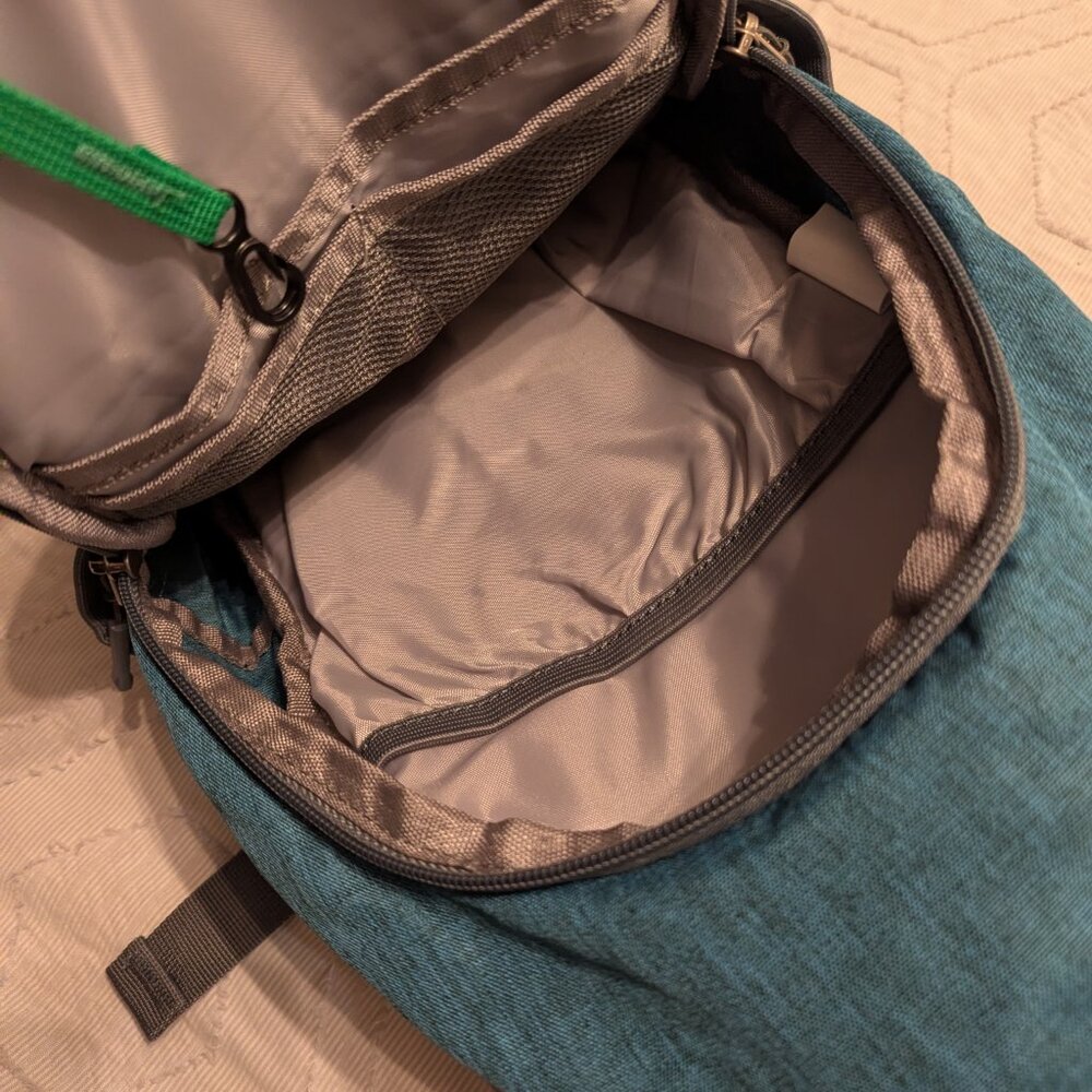 NEW Waterfly crossbody sling, 4 compartments, Sporty Travel, Hiking, Chest Bag - Picture 6 of 6